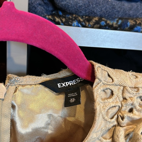 Express tan eyelet puff sleeve lined back zipper closure top size XS - Picture 2 of 3